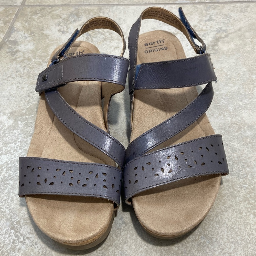 Earth Origins Gray Strappy Sandals size 7.5